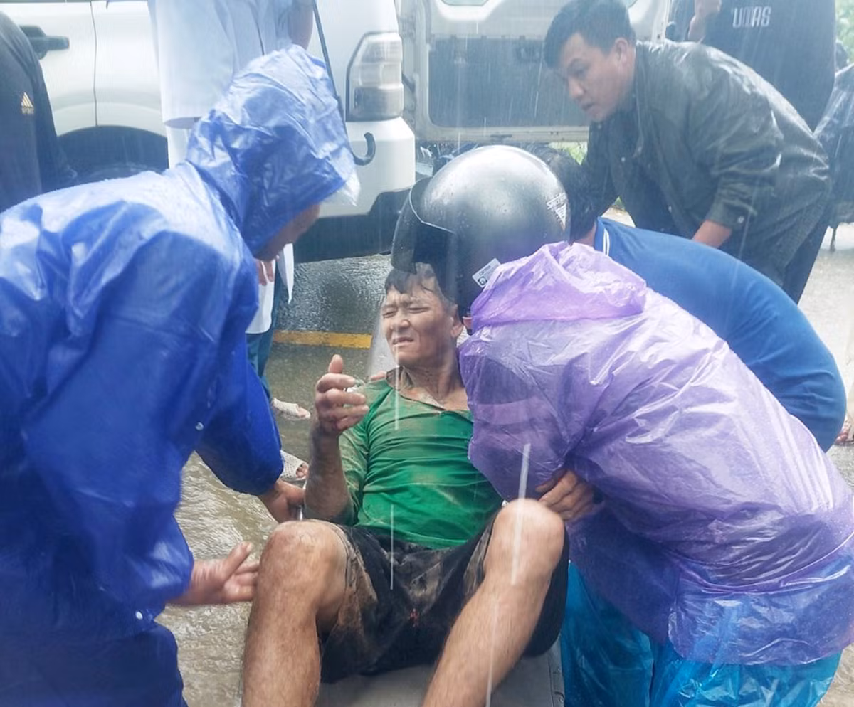 Thủ tướng Chính phủ chỉ đạo khẩn trương khắc phục hậu quả mưa lũ - Hình 2 Thu tuong Chinh phu chi dao khan truong khac phuc hau qua mua lu-Hinh-2