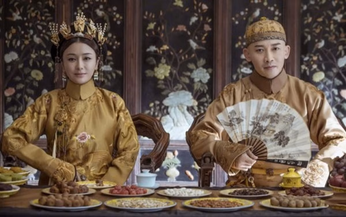 Ở Trung Quốc thời phong kiến, các hoàng đế thường lo sợ bị đầu độc. Do đó, trước khi dùng bữa, các thái giám, cung nữ thường dùng kim bạc để thử độc.
