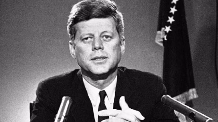 Nguyên do là bởi mafia giận dữ vì anh trai Tổng thống Kennedy là ông Robert Kennedy, cố Bộ trưởng Tư pháp Mỹ, đã triển khai chiến dịch càn quét các băng nhóm tội phạm trước đó. Vậy nên, mafia đã tập hợp những kẻ có chung mối hận với gia tộc Kennedy để ám sát Tổng thống Mỹ John F. Kennedy.
