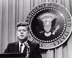 Về sau, chính phủ Mỹ tuyên bố Lee Harvey Oswald đã thực hiện vụ ám sát một mình. Thế nhưng, kể từ đó, một số thuyết âm mưu xuất hiện và cho rằng, Oswald không phải là thủ phạm duy nhất trong vụ ám sát Tổng thống Kennedy.