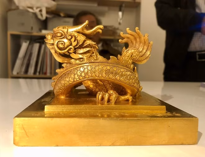 Trước đó, ông Nguyễn Thế Hồng - doanh nhân ngành bất động sản, Chủ tịch Hội Sưu tầm, nghiên cứu cổ vật Kinh Bắc - chi 6,1 triệu Euro (hơn 153 tỷ đồng) mua ấn vàng "Hoàng đế chi bảo" từ nhà đấu giá Millon của Pháp. Ảnh: Tư liệu Cục Di sản Văn hóa.