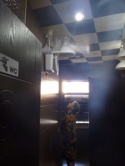 Kiến trúc đặc biệt của nhà hàng Up &amp; Down khiến du khách cảm thấy như đang ở ngoài vũ trụ.