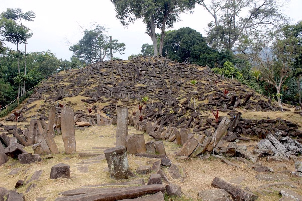 Khi kiểm tra bên trong kim tự tháp Gunung Padang, các nhà nghiên cứu phát hiện dấu tích của những hốc sâu và căn phòng bí mật được ẩn giấu dựa trên sóng địa chấn. Hiện các nhà khoa học vẫn chưa thể giải mã mục đích người xưa xây kim tự tháp Gunung Padang.