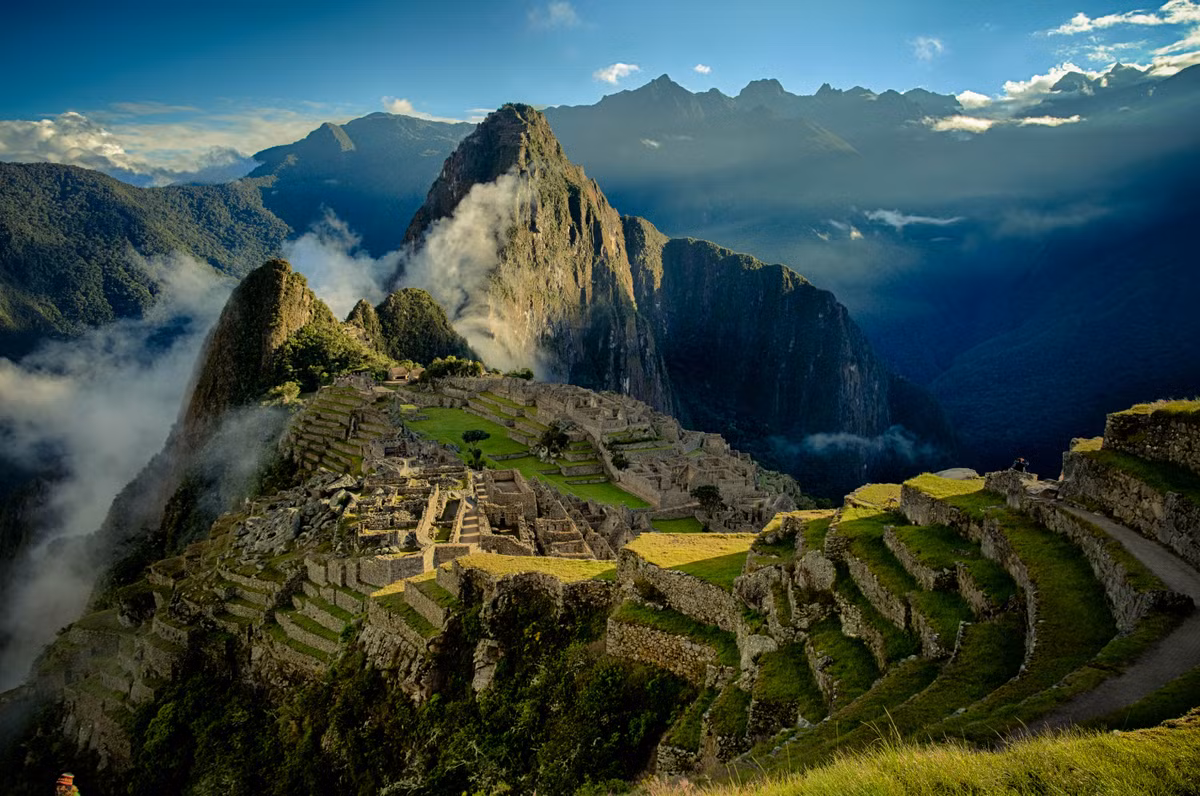 Người dân Inca dễ dàng tìm kiếm và ghép những khối đá khổng lồ mà không cần đục đẽo mài phẳng cũng như không cần dùng vữa hay chất kết dính nào để xây dựng nhà cửa và các công trình khác. Thêm nữa, mạng lưới vết nứt bên dưới Machu Picchu giúp thấm nước khiến các công trình này tồn tại suốt hàng trăm năm.