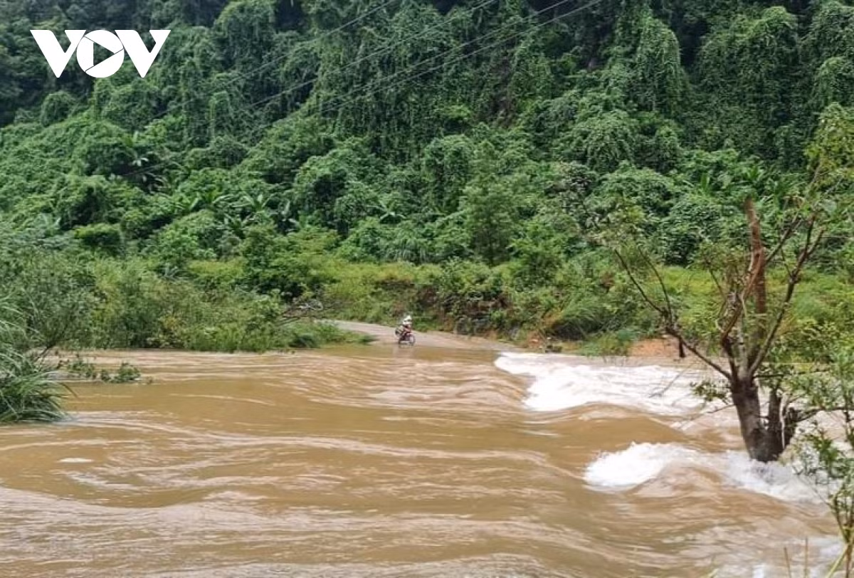 Vung trung Quang Binh ung pho mua lon, dua xe len cau de tranh lu