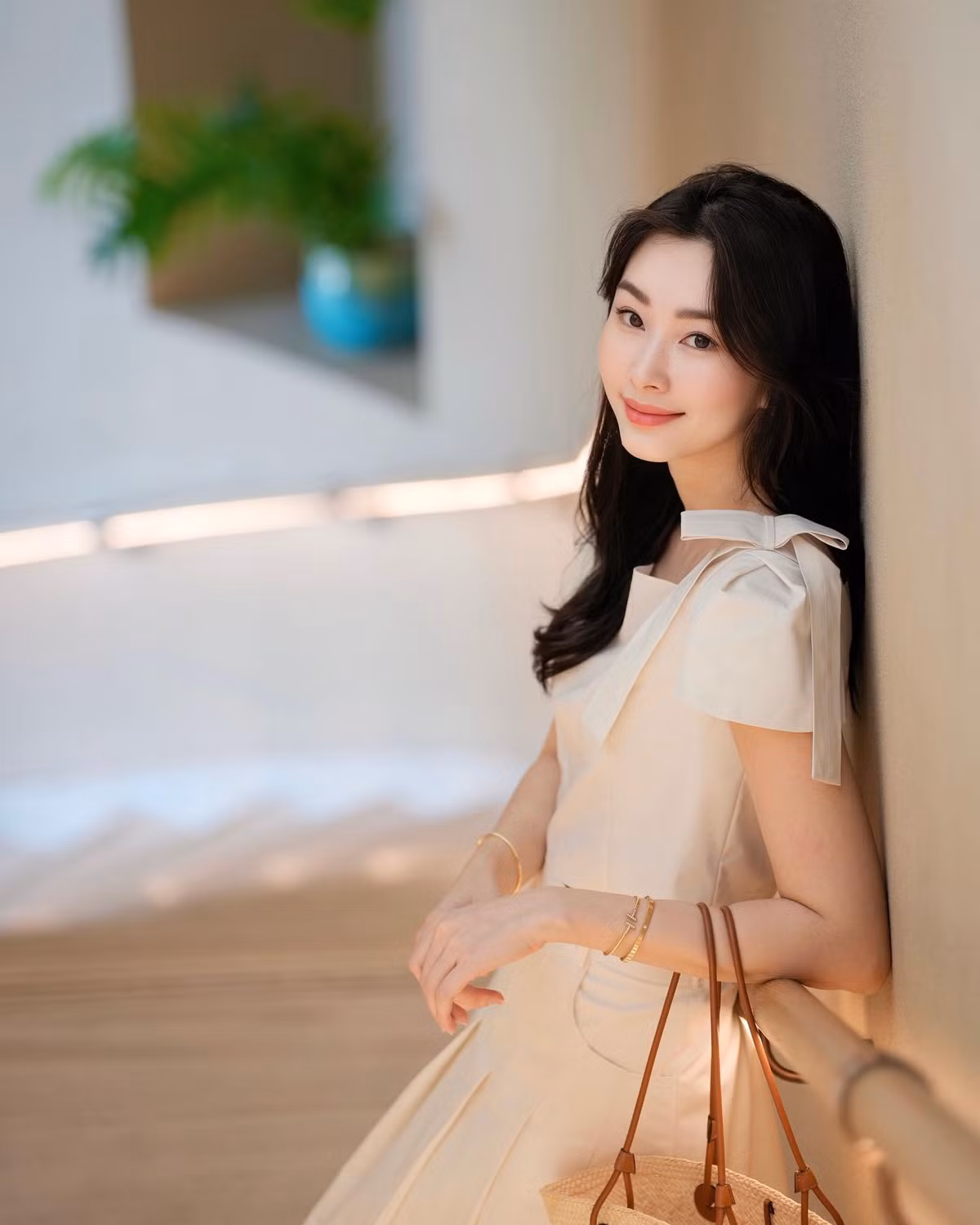Ở tuổi 32, Đặng Thu Thảo ngày càng sở hữu nhan sắc mặn mà. Mỗi lần cô đăng hình trên trang cá nhân đều khiến người hâm mộ trầm trồ vì vẻ đẹp trong trẻo, cuốn hút.