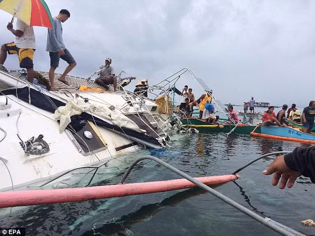 Xác ướp của ông Manfred vẫn giữ nguyên tư thế ngồi trên bàn, đầu úp sấp lên cánh tay phải.