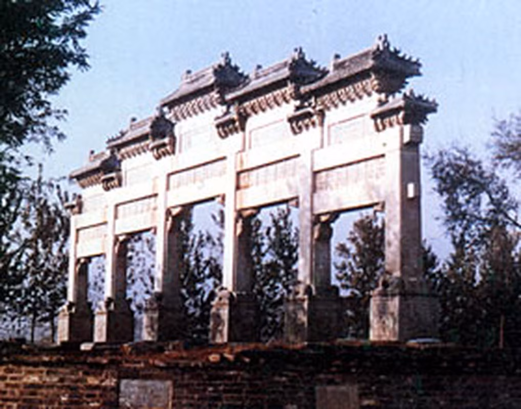 Thậm chí, hoàng đế Khang Hy và Càn Long từng đến hành lễ tại lăng mộ Chu Nguyên Chương, cho tu sửa Thập Tam Lăng… Nhờ đó, lăng mộ của hoàng tộc nhà Minh được bảo vệ nghiêm ngặt, kẻ trộm không dám bén mảng tới.