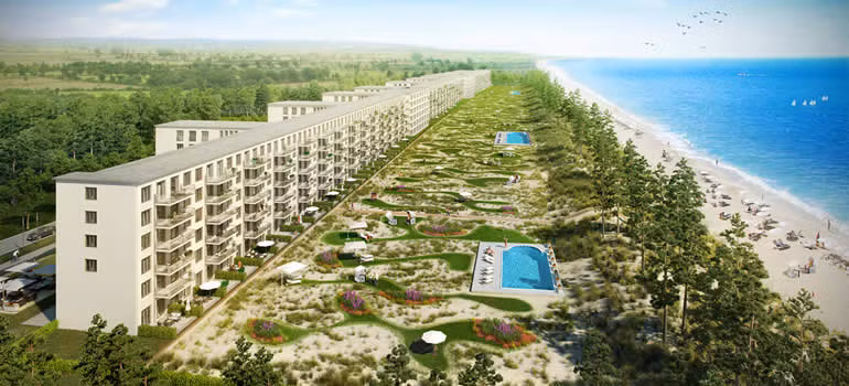 Với số phòng "khủng" như vậy, khu nghỉ dưỡng Prora có sức chứa khoảng 20.000 người. Nơi đây được xây dựng với mục đích phục vụ quân nhân phát xít Đức.