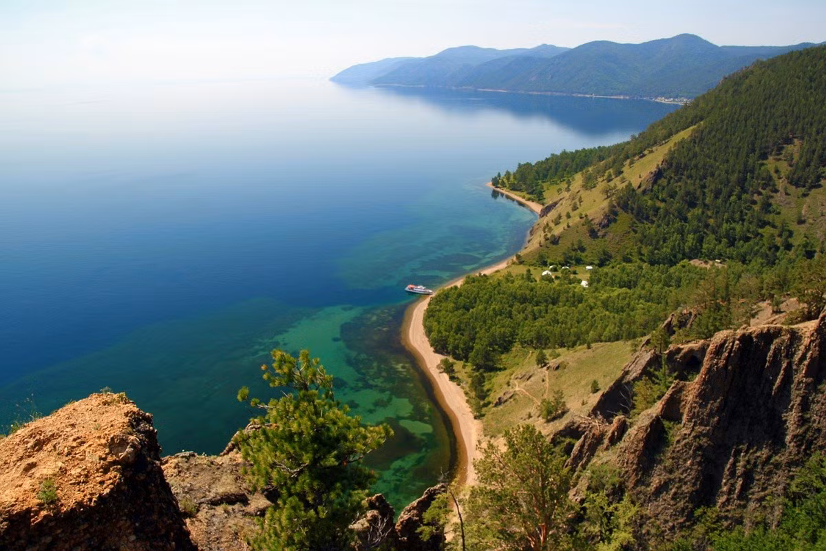 Nằm ở Siberia, Nga, hồ Baikal là hồ nước ngọt sâu và lâu đời nhất thế giới. Độ sâu tối đa của hồ nước này là gần 1.700m. Theo các nhà nghiên cứu, hồ Baikal được hình thành cách đây khoảng 25 - 30 triệu năm.
