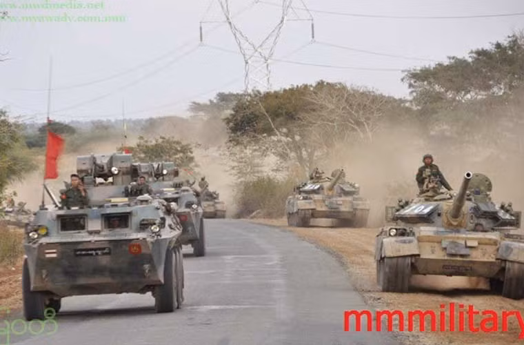 Đội hình hỗn hợp xe thiết giáp Type 92 và xe tăng Type 59D đang cùng hỗ trợ nhau trên đường hành quân.