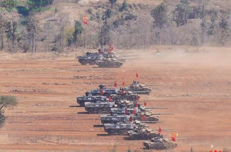Các xe tăng Type 59D, xe thiết giáp chiến đấu Type 92 dàn hàng càn quét mục tiêu.