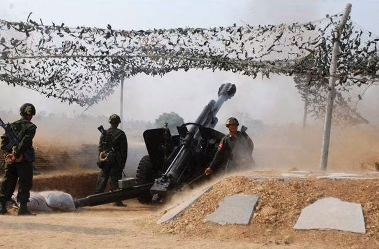 Trong ảnh, lựu pháo M71 155mm đang nã đạn tấn công mục tiêu.