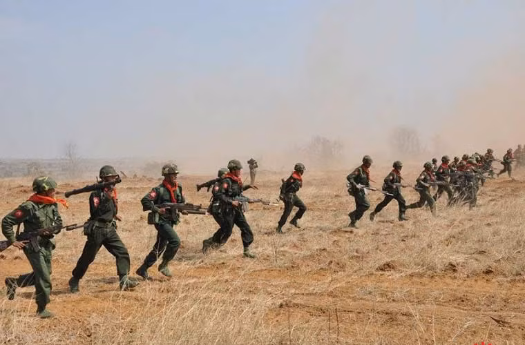 Lực lượng Vũ trang Myanmar có khoảng 492.000 quân thường trực, trong đó Lục quân Myanmar là thành phần lớn nhất với số quân 350.000 người.