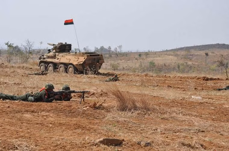 Xe thiết giáp chiến đấu BTR-3U của Lục quân Myanmar chi viện hỏa lực cho bộ binh tiến công địch. Đây là loại xe thiết giáp chiến đấu/chở quân mới và hiện đại nhất Lục quân Myanmar. Nước này đã mua khoảng 522 chiếc và trong tương lai sẽ lựa chọn mua thêm 1.000 chiếc từ Ukraine.