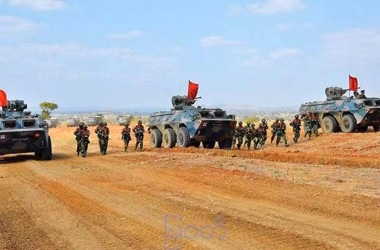 Trong khu vực Đông Nam Á, Quân đội Myanmar là lực lượng quân sự khá bí ẩn, không có nhiều thông tin, hình ảnh rõ nét về tiềm lực sức mạnh của nước này. Kiến Thức xin giới thiệu tới độc giả loạt hình ảnh tổng hợp các hoạt động tập trận của Quân đội Myanmar trong vài năm trở lại đây. Qua đó, giúp chúng ta hiểu rõ phần nào về tiềm lực quân sự Myanmar.