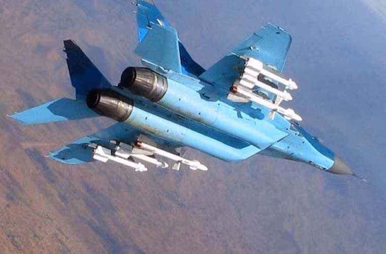 Các thế hệ tiêm kích MiG-29 mà Không quân Myanmar sở hữu chỉ được bố trí 6 điểm treo trên cánh cho phép mang tổng cộng khoảng 3,5 tấn vũ khí các loại gồm các loại tên lửa không đối không, bom và rocket (không mang được vũ khí tấn công mặt đất chính xác cao). Trong ảnh là chiếc MiG-29B của Không quân Myanmar bay tuần tra với 4 đạn đối không tầm nhiệt R-73E và 2 đạn đối không tự dẫn radar bán chủ động R-27.