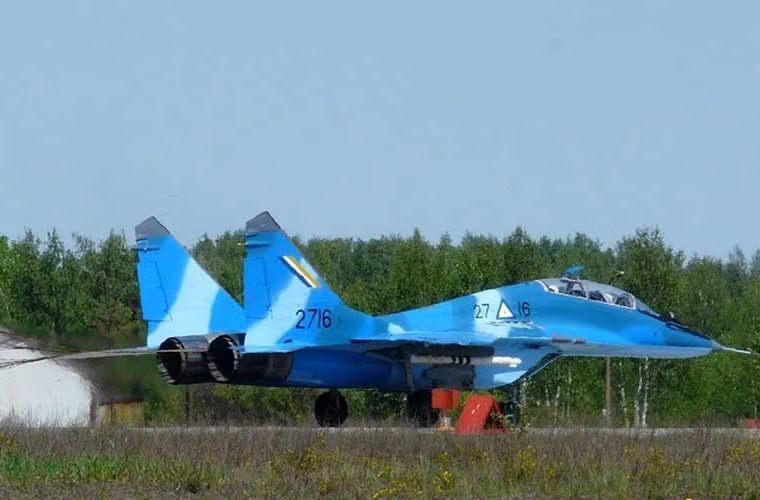 Việc không có radar khiến MiG-29UB chỉ đơn thuần làm nhiệm vụ huấn luyện, không có khả năng mang tên lửa không đối không làm nhiệm vụ chính của nó. Đó là chưa kể máy bay cũng bị rút bỏ pháo GSh-301 30mm.
