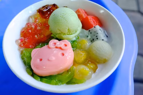 Ngoài ra, nhiều bạn trẻ khá tò mò với loại chè Kitty giá 20.000 đồng/bát tại phố Tô Hiến Thành (Hà Nội). Mỗi bát chè có kem, hoa quả, và viên thạch tạo hình mèo Kitty ngộ nghĩnh.