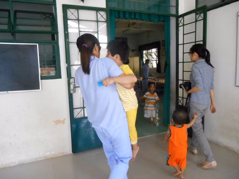 Trung tâm đã đình chỉ 5 bảo mẫu khoa Măng Non liên quan đến việc đánh trẻ, điều bảo mẫu từ các khoa khác sang hỗ trợ, chăm sóc các cháu.