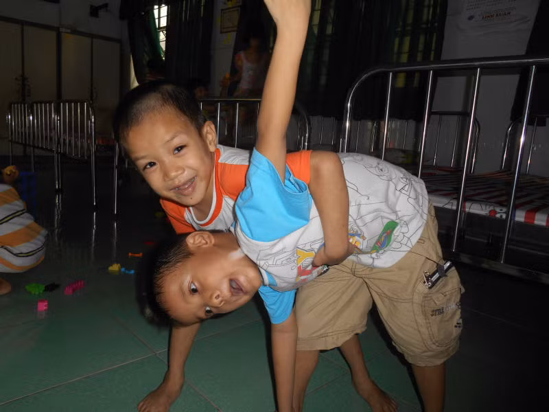 Làm dáng khi được phóng viên chụp hình.