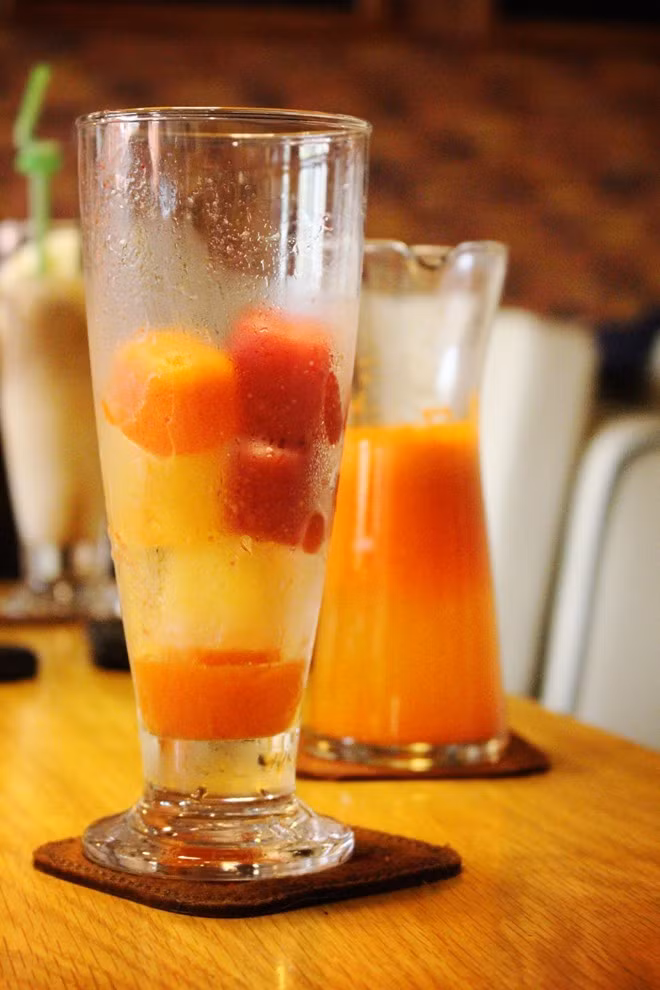 Trog khi đó, sinh tố nén viên của quán cafe ở quận Bình Chánh, TP HCM cũng là một ý tưởng kinh doanh độc lạ. Thay vì uống sinh tố dạng nước truyền thống, khách hàng cảm thấy thú vị khi uống sinh tố trái cây được nén thành từng viên. Giá sinh tố viên dao động từ 20.000 - 25.000 đồng. Ảnh: Huỳnh Hằng.