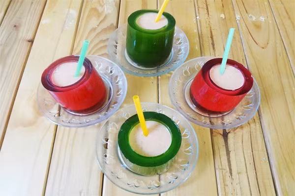 Món đồ uống độc lạ này cũng đang "làm mưa làm gió" trên thị trường những ngày đầu hè nắng nóng. Giá mỗi ly sinh tố thạch ăn luôn này là 30.000 đồng. Ảnh: FBNV.