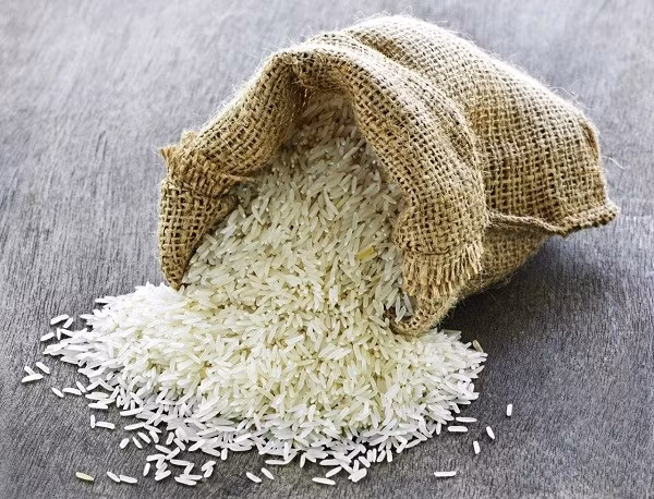 Ngoài ra, tại siêu thị này, một số mặt hàng có mức giá "mềm" hơn, giảm tới 33% như gạo nàng thơm chợ Đào giá 80.000 đồng/bao 5kg (giá cũ 120.000 đồng), gà ta Huỳnh Đế giá 85.000 đồng/kg, vây cá hồi tươi giá 40.000 đồng/kg.