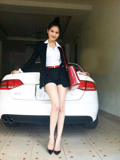 Chiếc xe hơi đầu tay mà Ngọc Trinh sở hữu là chiếc Audi A4, giá khoảng 1,5 tỷ đồng, xuất hiện đúng dịp sinh nhật người đẹp vào năm 2011.
