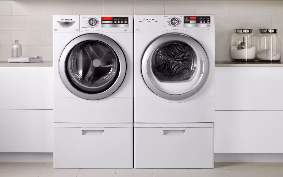 Ngoài ra, thị trường điện lạnh hè 2015 có sự điều chỉnh giá mạnh mẽ ở mặt hàng máy giặt. Nhiều siêu thị điện máy ở Hà Nội mạnh tay giảm tới gần 40% giá sản phẩm này. Theo đó, máy giặt lồng đứng (7kg) Panasonic, LSG, Samsung, Aqua... có giá 3,8 - 5 triệu đồng. Khi mua, các khách hàng được tặng kèm đồ gia dụng như nồi, bàn là.