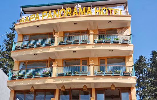 Panorama SaPa là một trong những khách sạn có mức giá phòng khá "chát". Tùy từng loại phòng, khách sạn này báo giá ngày thường thấp nhất là 32 USD (gần 700.000 đồng/ngày), cao nhất là 90 USD (khoảng 1,9 triệu/ngày), phòng gia đình cho ba người lớn là 40 USD (gần 870.000 đồng/ngày).