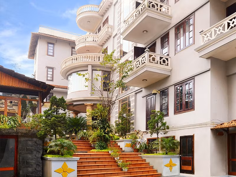 Khách sạn này khá đẹp có nhiều dịch vụ cho du khách như tour leo Fansipan, tour đi suối Cát Cát, Lào Cai...