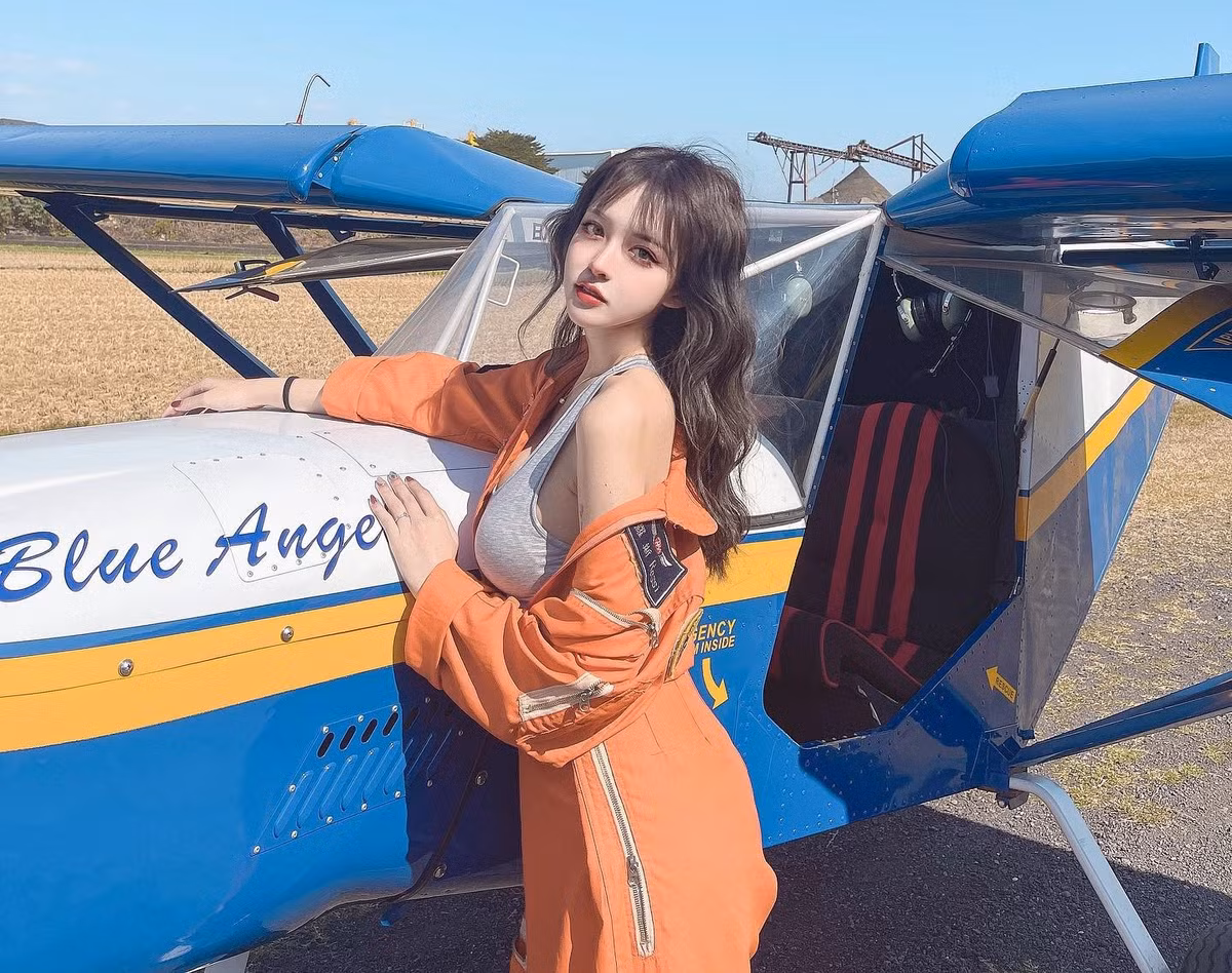 Mọi người đều đồng ý rằng hot girl rất phù hợp với hình ảnh mới này. Nếu thực sự là một phi công, cô nàng sẽ là phi công xinh đẹp, gợi cảm bậc nhất.