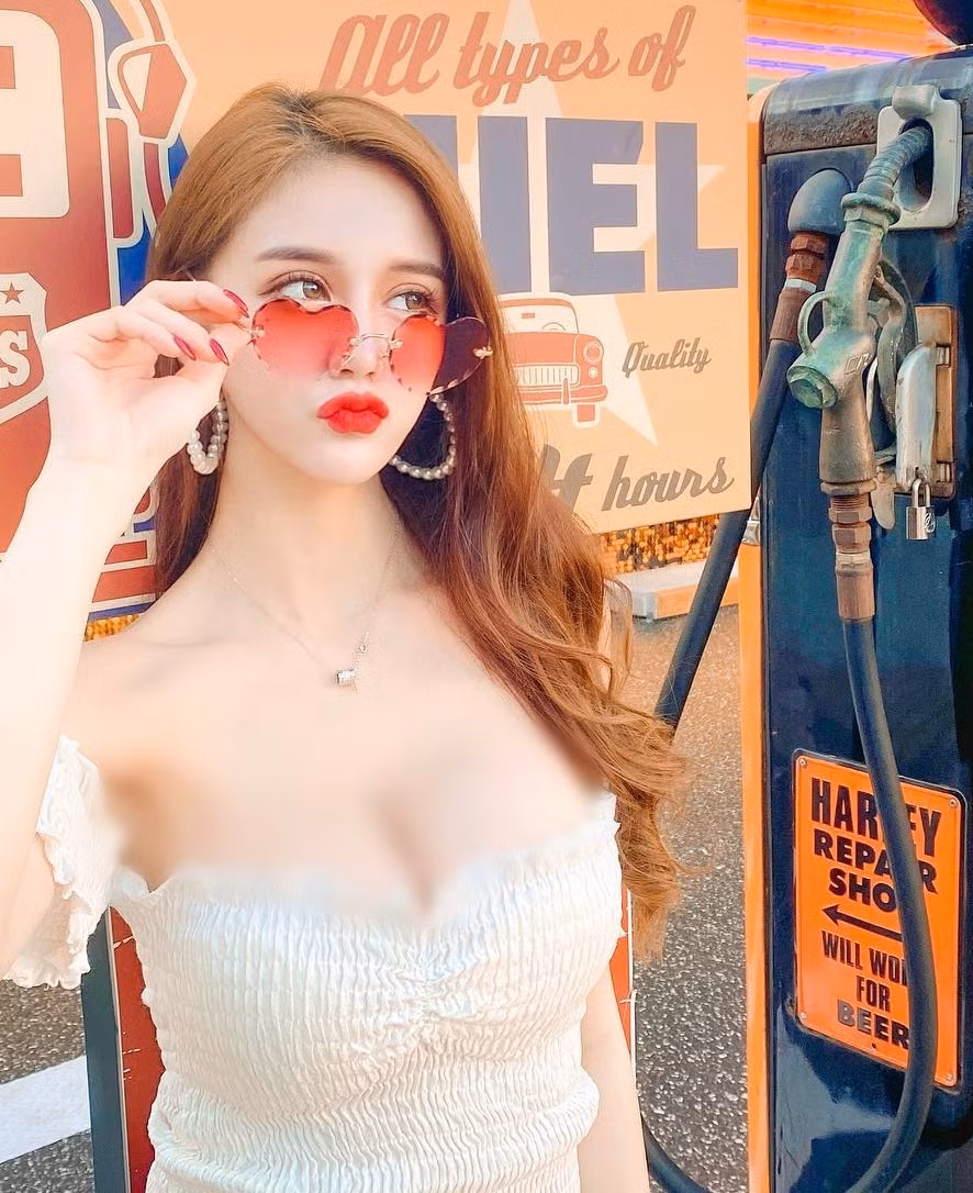 Được biết, vòng một của Kimmy Hi Nghiên lên tới cup F nên cô nàng diện đồ trễ vai, cúp ngực cực kỳ bắt mắt.