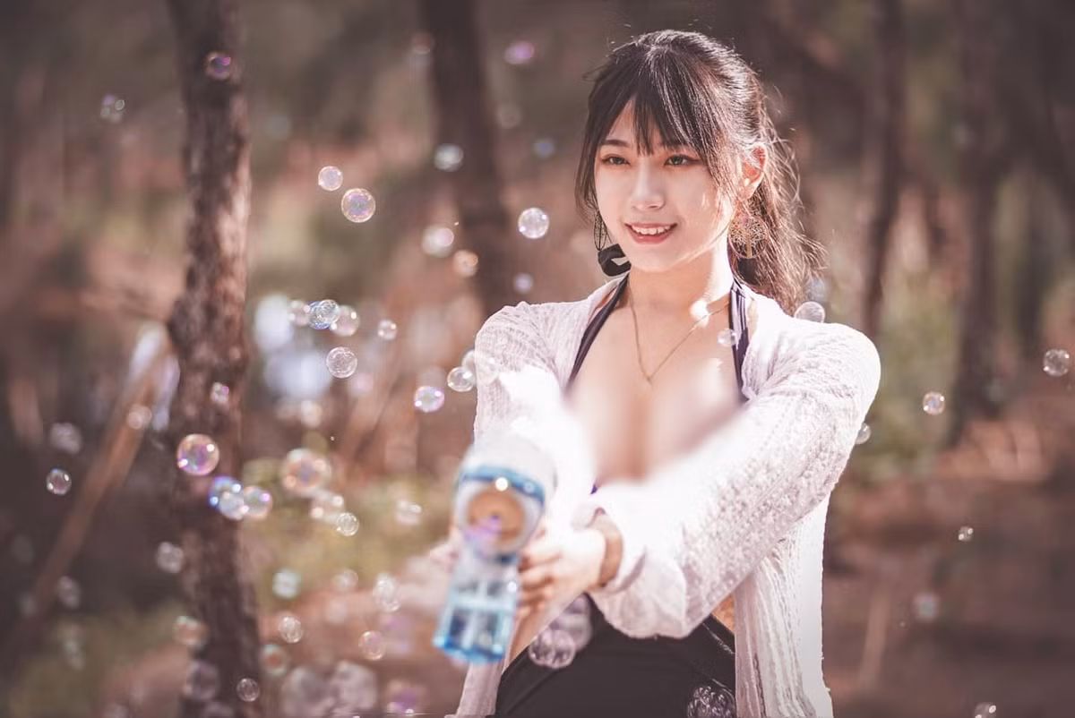 Mới đây, loạt ảnh hot girl Lăng Thần diện bikini chơi đùa, tạo dáng chụp ảnh trong rừng đã thu hút được sự chú ý lớn của cộng đồng mạng.