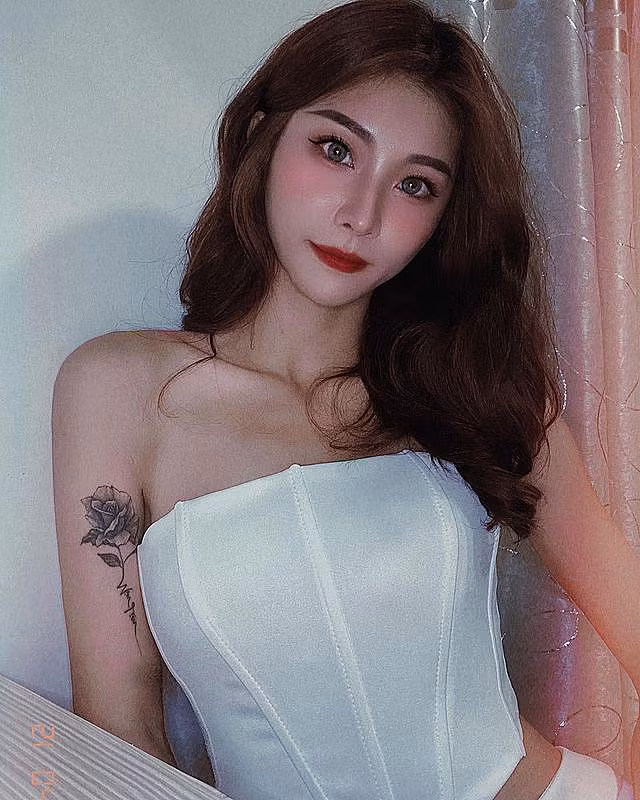 Trong ảnh là Nini xinh đẹp như búp bê, diện chiếc áo quây khoe eo thon, dáng chuẩn.