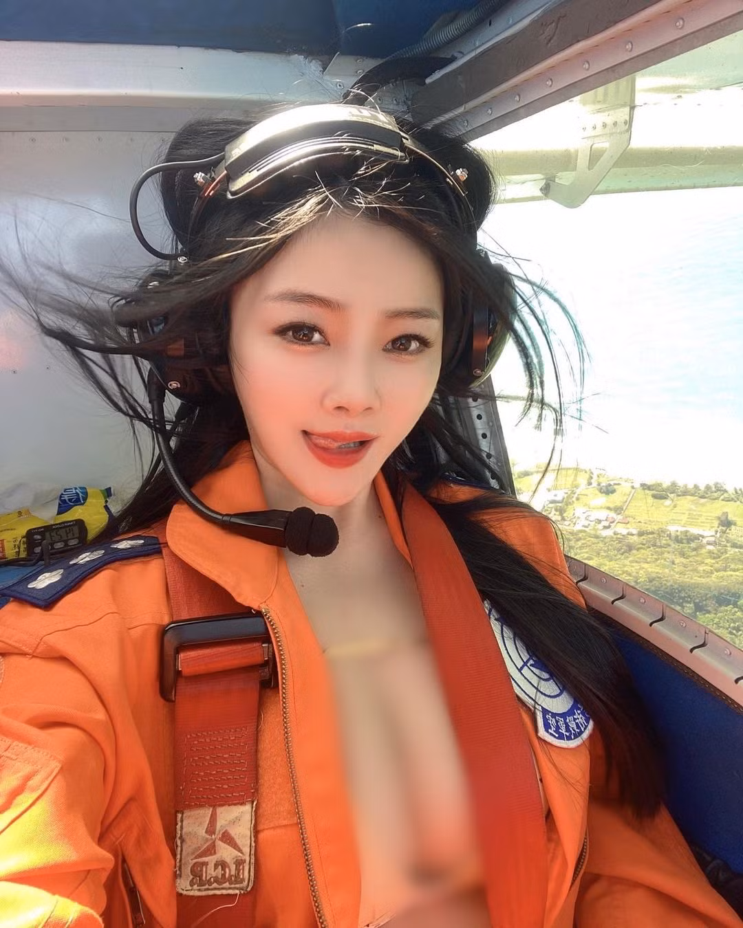 Có thể thấy, dù diện đồ phi công nhưng Tiểu Đào Tử vẫn rất gợi cảm. Cô nàng còn tranh thủ chụp ảnh tự sướng trong khi bay ở chế độ tự động.