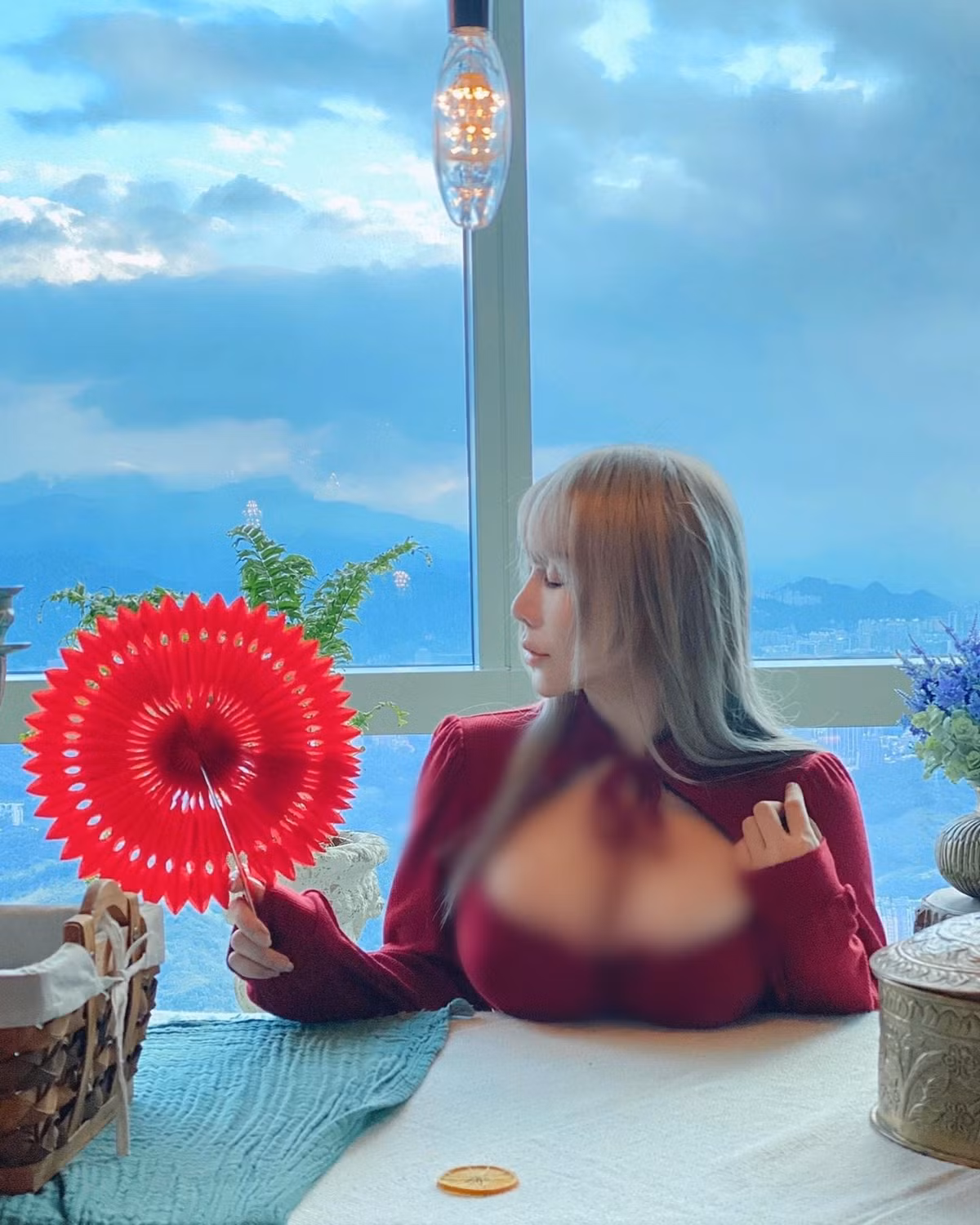 Bên cạnh đó phong cách thời trang táo bạo của cô nàng cũng là một trong những đặc điểm khiến Janie Lin có sức hút riêng.