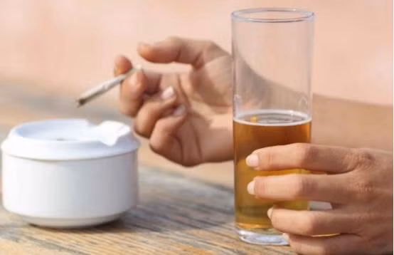 3. Bỏ thuốc lá, hạn chế rượu bia và chú ý đến hành vi tình dục. Đàn ông ngoài 30 tuổi thường là trụ cột của gia đình. Vì áp lực cuộc sống nên nhiều người chọn cách hút thuốc, uống rượu để xả stress nhưng đây không phải là thói quen tốt cho cơ thể. Vì vậy, tốt nhất bạn nên bỏ thuốc lá, hạn chế uống rượu bia. (Ảnh: ABLW)
