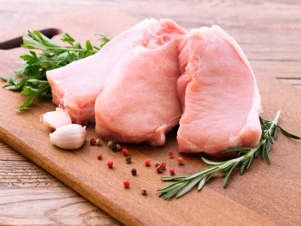 So với các loại thịt khác, mùi tanh của thịt lợn tương đối ít nên cách khử mùi tanh cũng rất đơn giản. Bạn chỉ cần ngâm qua nước muối nhạt, thấm hết phần máu còn sót lại trong thịt là thịt sẽ không còn mùi tanh. Ảnh: Boldsky.