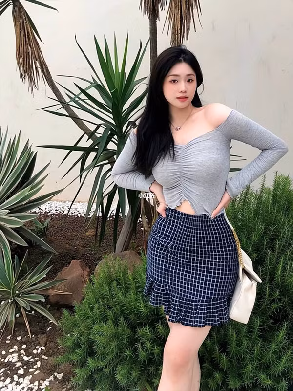  Trang phục quá chật. Trang phục kích cỡ không phù hợp khiến người mặc vừa khó vận động vừa dễ để lộ nhược điểm cơ thể. Chẳng hạn, sở hữu thân hình mập mạp mặc đồ bó sát khiến bạn trở thành “thảm họa” thời trang, khiến người nhìn bàn tán.