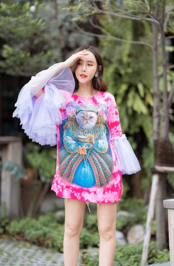 Để khí chất thăng hạng, bạn nên chọn trang phục màu đơn giản và đồng nhất. Những bộ đồ kiểu dáng basic, màu sắc đơn giản sẽ mang đến vẻ ngoài thanh thuần, tôn lên làn da trắng. Muốn vẻ ngoài sinh động, bớt nhàm chán, chị em nên chọn trang phục in họa tiết nhỏ, chi tiết hình khối.