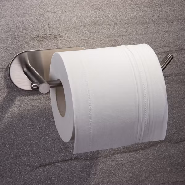 Bảo quản giấy vệ sinh không đúng cách. Giấy vệ sinh thường được đặt sẵn trong toilet. Tuy nhiên, vị trí này không thích hợp để bảo quản giấy. Thông thường, nhà tắm, nhà vệ sinh rất ẩm ướt, là môi trường nấm mốc, vi khuẩn phát triển. Đặt giấy ở đây sẽ khiến chúng nhiễm khuẩn. 