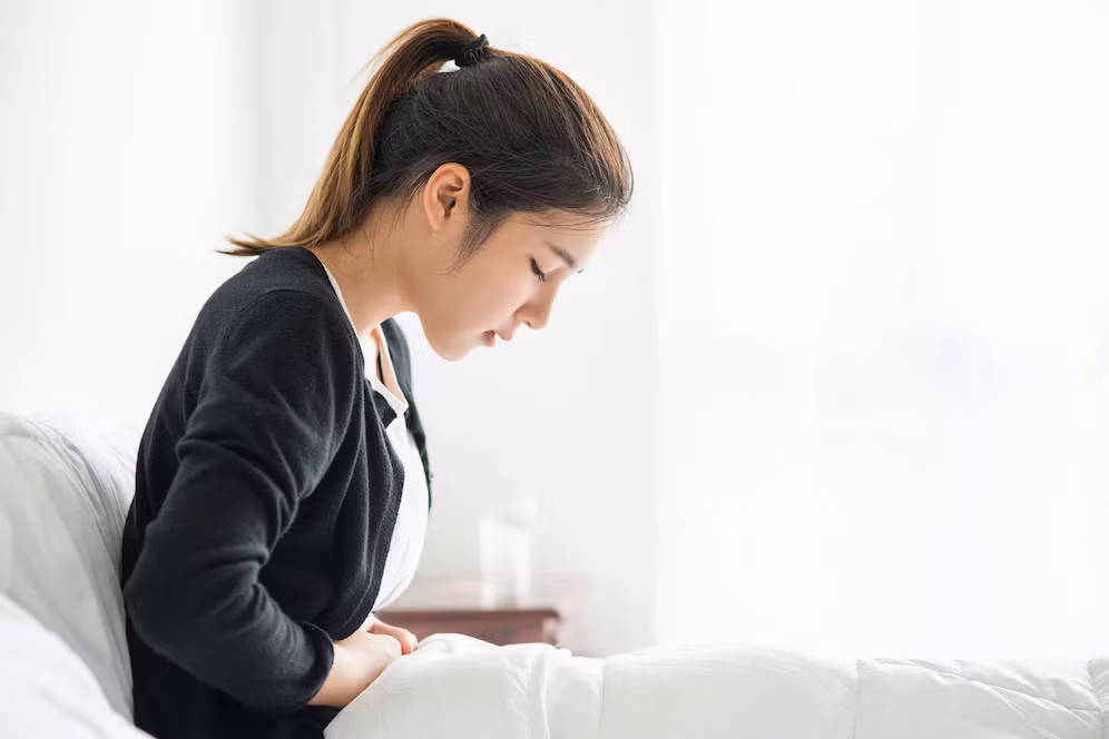 Nhiều người có thói quen thay quần áo song không giặt ngay, tích một vài hôm mới làm sạch. Đáng lưu ý, quần lót sau khi mặc chứa nhiều chất bẩn và hơi ẩm. Để lâu sẽ khiến vi khuẩn phát triển mạnh, khó có thể làm sạch hoàn toàn.