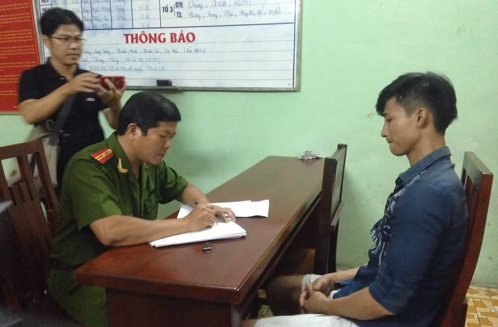 Đối tượng Quốc đang khai nhận hành vi phạm tội của mình.