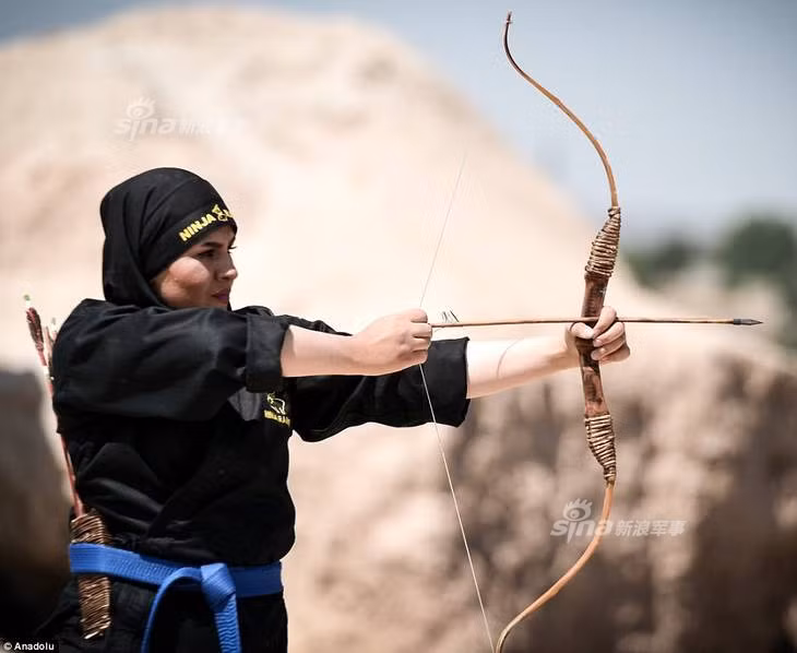 Theo các huấn luyện viên của những Ninja Ranger này, việc biết cách sử dụng các loại vũ khí lạnh sẽ khiến những nữ chiến binh này có khả năng thích nghi với môi trường dễ dàng hơn khi họ có thể biến tất cả mọi thứ xung quanh mình thành thứ vũ khí chết người một cách dễ dàng. Nguồn ảnh: Sina.