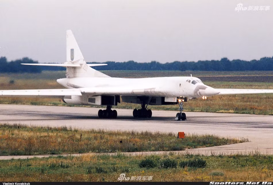 Tầm hoạt động tối đa của chiếc Tu-160 này có thể lên tới 12300 km, trần bay đạt 15000 mét và có khả năng mang theo tối đa tới 40 tấn vũ khí các loại bao gồm các tên lửa hành trình, bom, tên lửa đối đất, tên lửa đối không,... Nguồn ảnh: Smaller.
