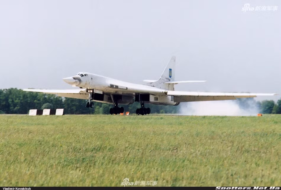 Tu-160 có tổ lái 4 phi công, chiều dài máy bay tổng cộng 54,1 mét, sải cánh của máy bay có thể cụp và xòe với đổ mở rộng nghiêng 20 độ sẽ cho diện tích mặt cánh tối đa lên tới 400 mét, khi nghiêng 65 độ sẽ cho diện tích mặt cánh 360 mét vuông. Nguồn ảnh: Smaller.