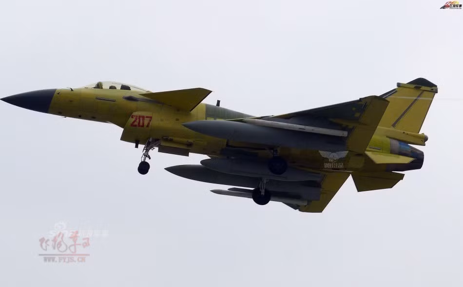 Nếu đúng là chiếc J-10C sử dụng động cơ WS-10A đời mới thì rất có thể các tính năng kỹ chiến thuật của nó sẽ có ít nhiều thay đổi so với phiên bản sử dụng động cơ của Nga. Tuy nhiên, các thông số kỹ chiến thuật này có thể sẽ ngang bằng hoặc hơn kém không đáng kể so với khi sử dụng động cơ của Nga. Nguồn ảnh: Sina.