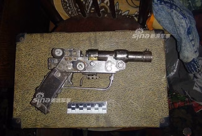 Một khẩu súng lục tự chế khác chi chít các mối hàn từ nhiều bộ phận lại với nhau. Các khẩu súng này sẽ có tầm bắn từ vài mét cho tới vài chục mét. Nguồn ảnh: Sina.